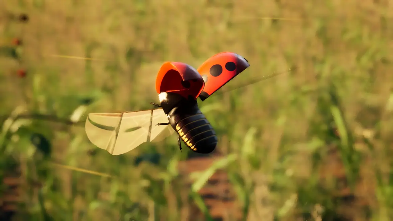 Ein Siebenpunkt-Marienkäfer fliegt mit offenen Flügeldecken über eine sonnige Wiese. Bild aus dem Spiel.