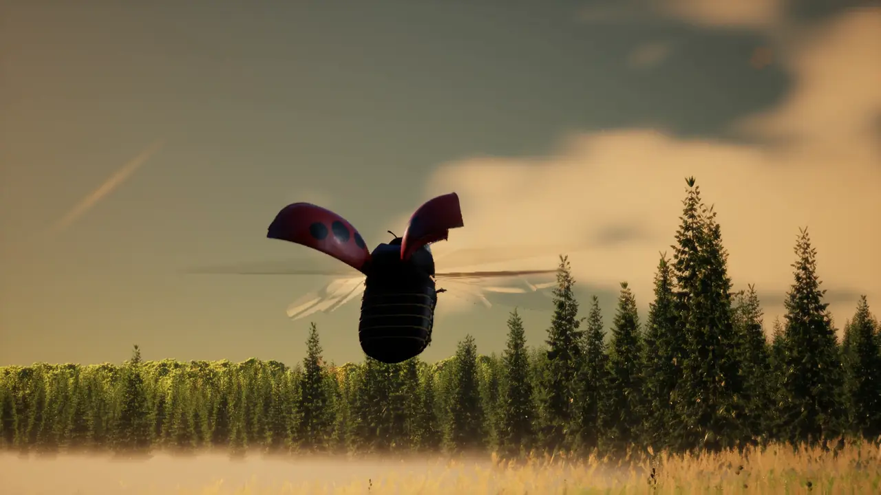 Ein Marienkäfer fliegt über eine Wiese auf einen Fichtenwald zu, darüber Wolken im Morgenlicht. Bild aus dem Spiel.